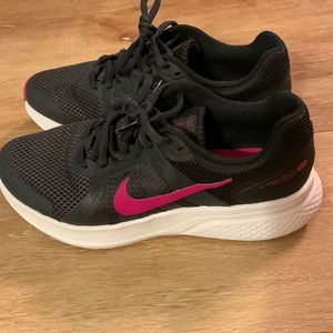 Woman’s Nike 7.5